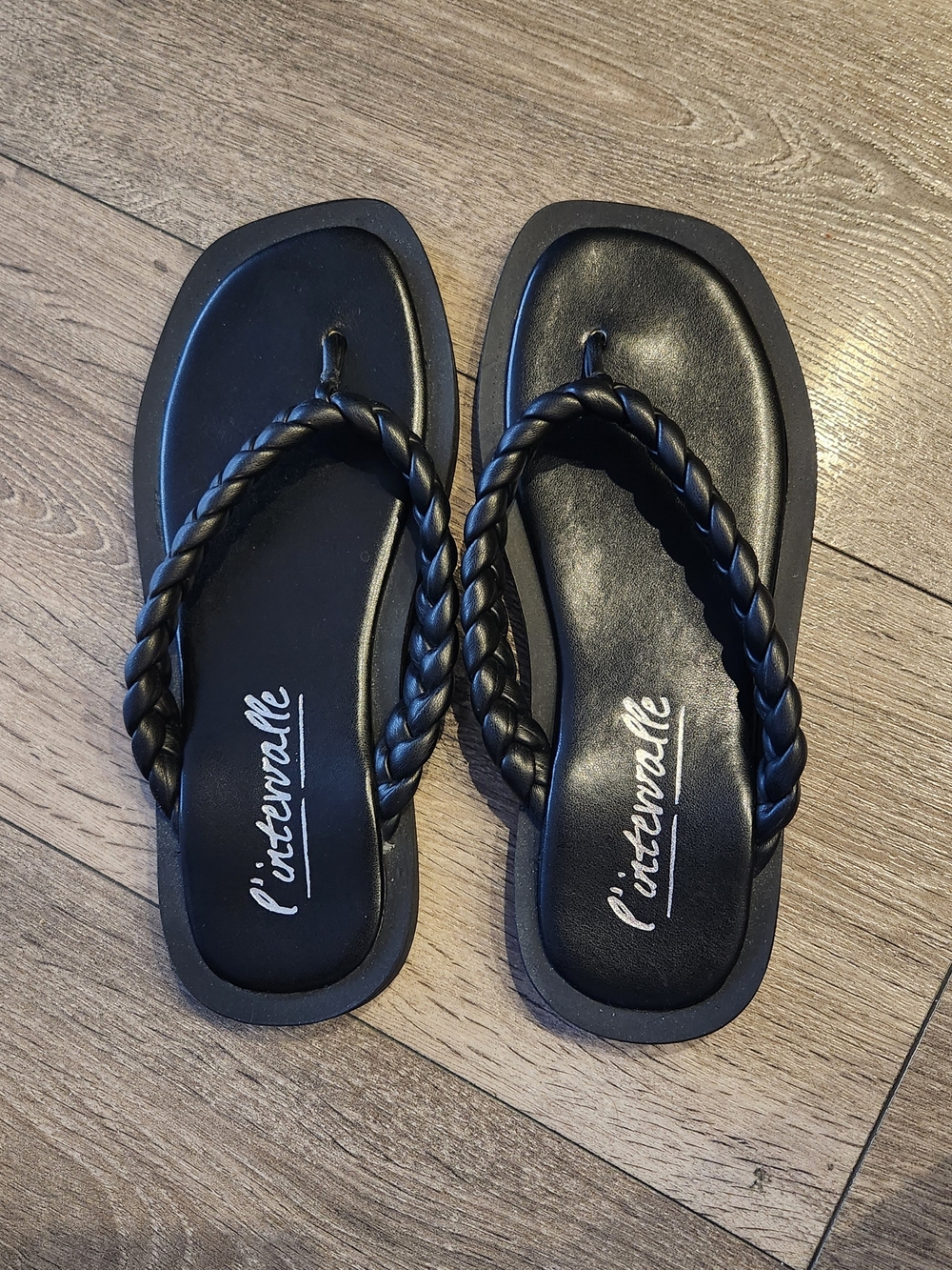 L'intervalle Black Braided Strap Flip Flops